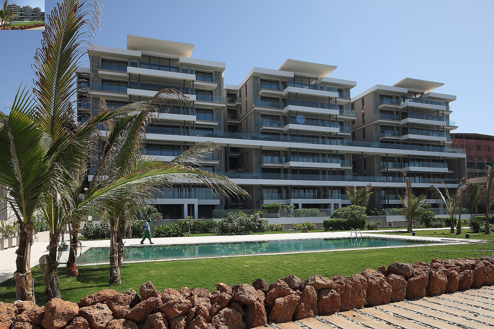 Piscine carrelée bleue Résidence EDEN ROC Dakar Plateau