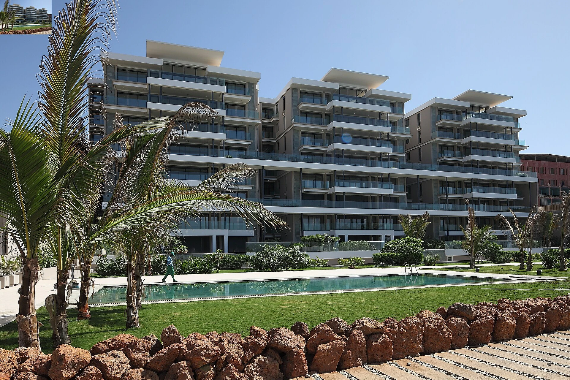 Piscine carrelée bleue Résidence EDEN ROC Dakar Plateau